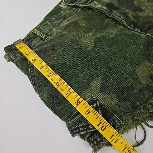 FREE PEOPLE WE THE FREE COMMANDER CAMO CARGO Cut-Off Shorts WOMEN'S SIZE 6 *EUC*